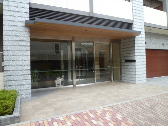 フォンターナ入谷のエントランス