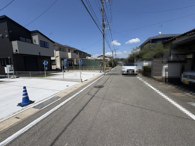 【その他】 | 大野城市若草2丁目26-1期　1号棟（全2棟）【仲介手数料無料・0円】 | 現地写真。前面道路です。