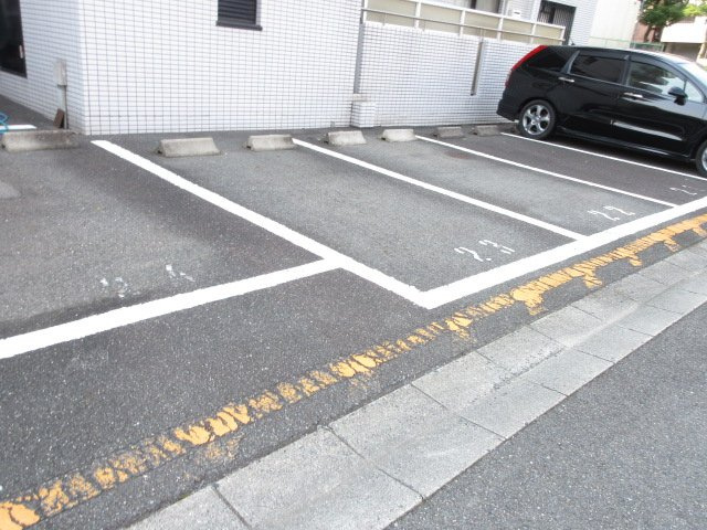 千里ロイヤルハイツの駐車場