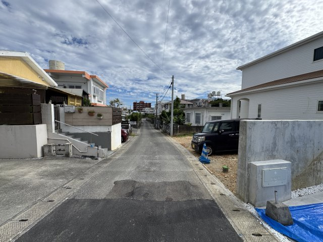 読谷村喜名（限定1棟）の前面道路含む現地写真|※南東側公道4m♪