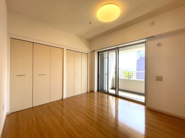 ライオンズタワー岡山表町の洋室|6.7帖の洋室です。バルコニーもあります。