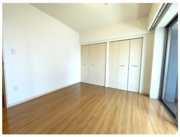 ライオンズタワー岡山表町の洋室|6.7帖の洋室です。バルコニーもあります。