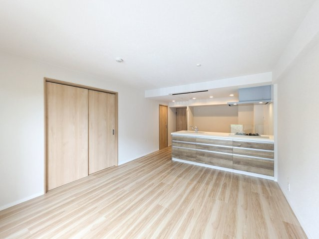 ラ・ヴェール芦屋Ⅱ4号棟の居間・リビング|約16帖のLDK。南東向きで陽当たり良好です。