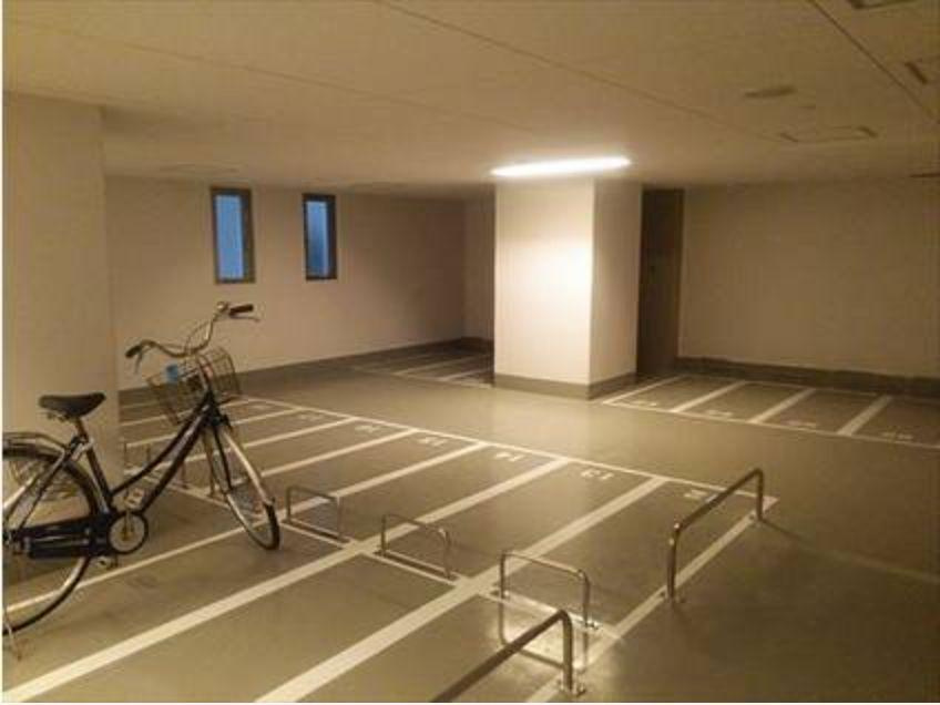 レジディア神田淡路町の駐車場