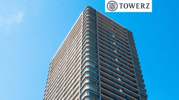 【外観】 | 【外観】空の青と樹々の緑に溶け込み、住まう方の感性に優しく響くタワーレジデンス。