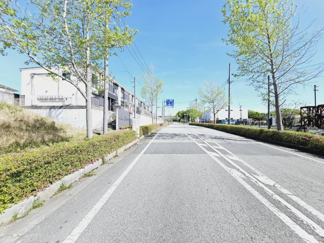 加東市南山土地②の前面道路含む現地写真|■南西側道路幅員約16m公道に間口約33.9ｍ接面。