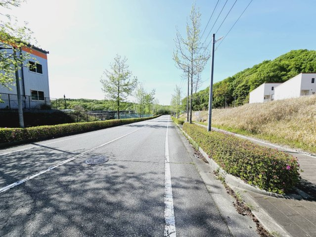 加東市南山土地②の前面道路含む現地写真|■南西側道路幅員約16m公道に間口約33.9ｍ接面。