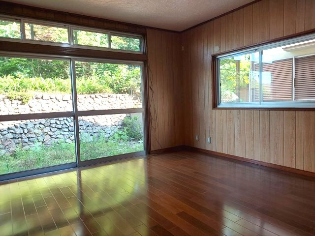 宝塚市平井山荘一戸建の洋室|1階洋室約10帖