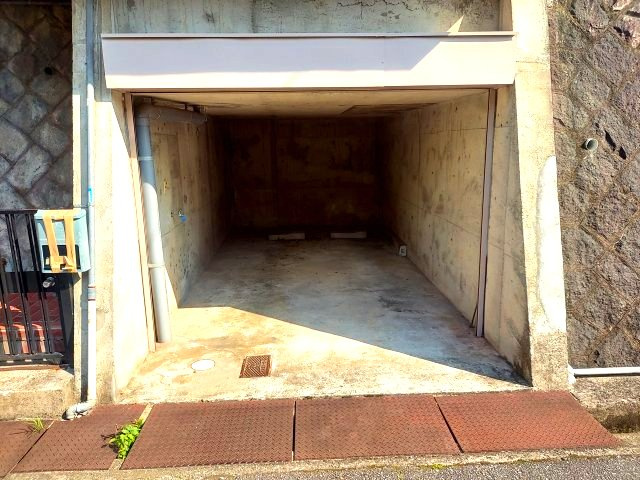 宝塚市平井山荘一戸建の駐車場|堀込車庫