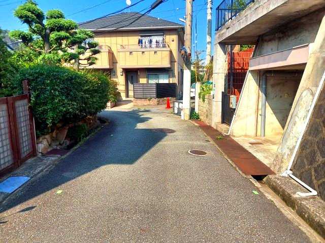 宝塚市平井山荘一戸建の前面道路含む現地写真