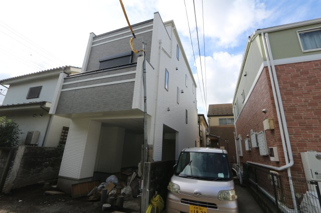 【Heartfull Town】小平市学園東町１丁目51番の外観|陽当たりとプライバシーを確保しやすい2階リビング。