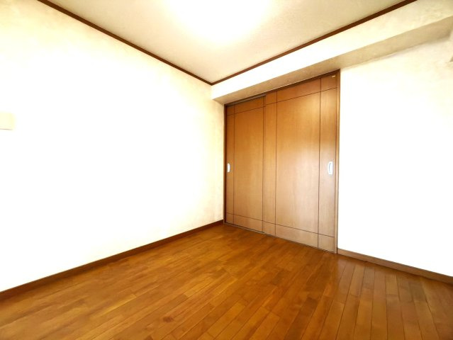 【洋室】 | 菱興洋光台マンション　洋光台駅徒歩約10分/南向きバルコニー/専有面積60㎡ | ◆柔らかい陽光が差し込む明るいお部屋を演出する設計。彩光の取れる窓が気持ちの良いお部屋を創り上げます。
