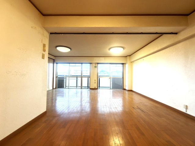 【居間・リビング】 | 菱興洋光台マンション　洋光台駅徒歩約10分/南向きバルコニー/専有面積60㎡ | ◆柔らかい陽光が差し込む明るいお部屋を演出する設計。彩光の取れる窓が気持ちの良いお部屋を創り上げます。
