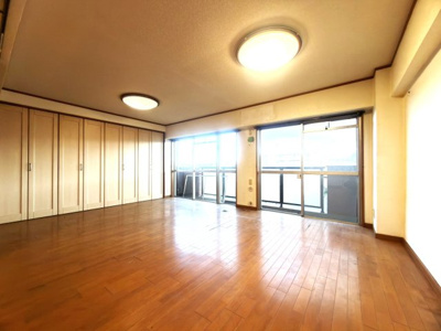 【居間・リビング】 | 菱興洋光台マンション　洋光台駅徒歩約10分/南向きバルコニー/専有面積60㎡ | ◆柔らかい陽光が差し込む明るいお部屋を演出する設計。彩光の取れる窓が気持ちの良いお部屋を創り上げます。
