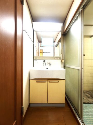 【独立洗面台】 | 菱興洋光台マンション　洋光台駅徒歩約10分/南向きバルコニー/専有面積60㎡ | ◆毎日使う場所だから、機能的で使いやすさに配慮したパウダールーム。すっきりと使えるように収納も豊富にご用意しています。
