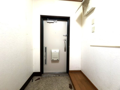 【玄関】 | 菱興洋光台マンション　洋光台駅徒歩約10分/南向きバルコニー/専有面積60㎡ | ◆光の渦が溢れた明るい玄関ホール。「おかえり」と「ただいま」が交差するお家の顔とも言える場所は爽やかで心地良い空間となっています。すっきり片付いた玄関で来客時にも自信が持てそう。
