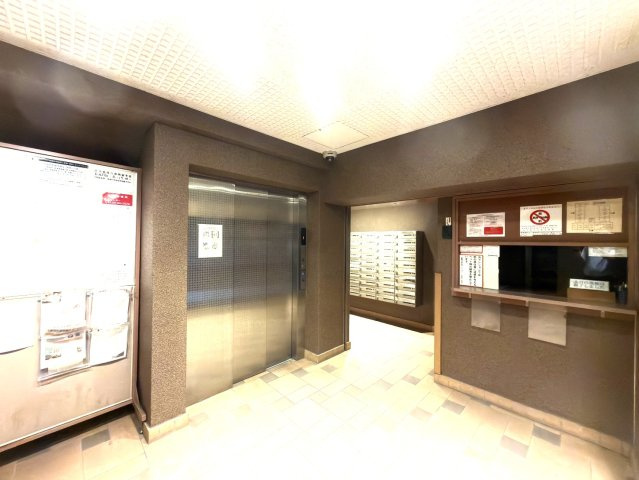 【エントランス】 | 菱興洋光台マンション　洋光台駅徒歩約10分/南向きバルコニー/専有面積60㎡ | ◆爽やかな青空の下に贅沢なほどに降り注ぐ陽光、豊かな居住性と、クオリティが見事に調和した住空間は、住まうことの喜びを感じさせてくれます。ゆとりある広い敷地で開放的なお住まいです。

