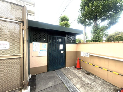 【その他共用部分】 | 菱興洋光台マンション　洋光台駅徒歩約10分/南向きバルコニー/専有面積60㎡ | ◆周囲の景観にも馴染む、シンプルかつ上品な佇まい。住環境の良さが感じられます。
