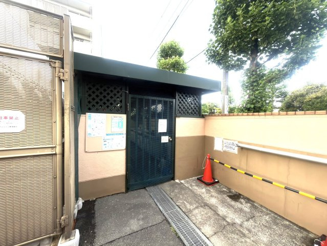 【その他共用部分】 | 菱興洋光台マンション　洋光台駅徒歩約10分/南向きバルコニー/専有面積60㎡ | ◆周囲の景観にも馴染む、シンプルかつ上品な佇まい。住環境の良さが感じられます。
