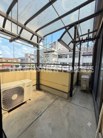 若江西新町1丁目中古戸建のバルコニー|少々の雨が降っても大丈夫な陽当たり良好のバルコニーです！（加工により小物類を消しています。）