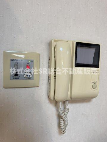 若江西新町1丁目中古戸建の防犯設備|モニター付きインターホン+玄関ドアはオートロックで防犯面も安心です！