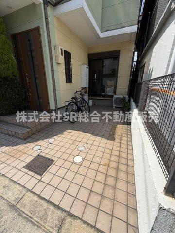 若江西新町1丁目中古戸建の駐車場|お車をお持ちの方には必要な駐車場有♪車高を気にすることなく駐車できます！
