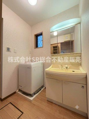 若江西新町1丁目中古戸建の脱衣所|室内洗濯機置場もあり、脱いだ衣服をそのまま洗濯機へ。使いやすい脱衣場です！（室内写真は加工により小物等を消しています。）