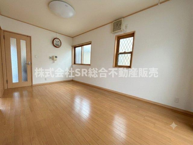若江西新町1丁目中古戸建の居間・リビング|ご家族でゆったりとお過ごしいただける空間です！（室内写真は加工により家具等を消しています。）
