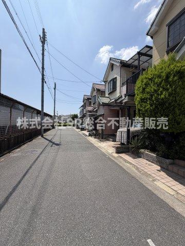 若江西新町1丁目中古戸建の前面道路含む現地写真|弊社は、工務店と関係強化を徹底し、世界情勢やナフサショックの影響を受けずに材料確保を行い、納期も遅れることがございませんので、心配ご無用です！お気軽にご相談下さい。