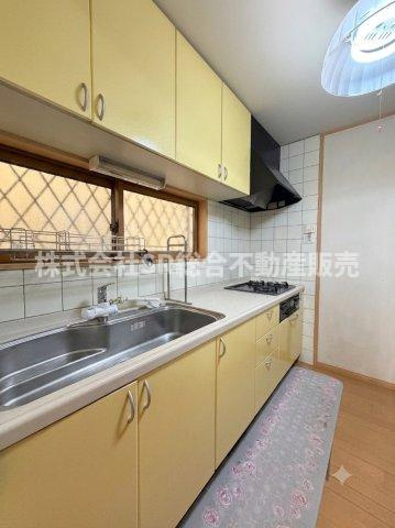 若江西新町1丁目中古戸建のキッチン|3口コンロ、グリル付きで調理スペースも広くお料理しやすいキッチンです♪（室内写真は加工により小物等を消しています。）