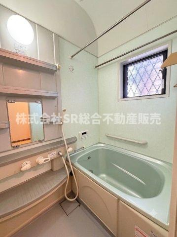 若江西新町1丁目中古戸建の浴室|日々の疲れを癒せるお風呂です♪（室内写真は加工により小物等を消しています。）
