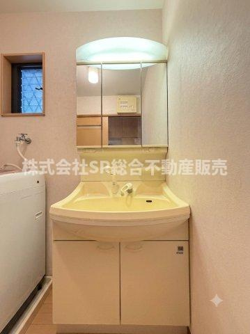 若江西新町1丁目中古戸建の独立洗面台|独立洗面台、鏡裏に小物を置くことができて便利です（室内写真は加工により小物等を消しています。）