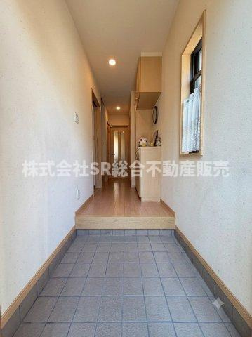 若江西新町1丁目中古戸建の玄関|玄関にはシューズボックスもあり、広く使えます♪（室内写真は加工により小物等を消しています。）