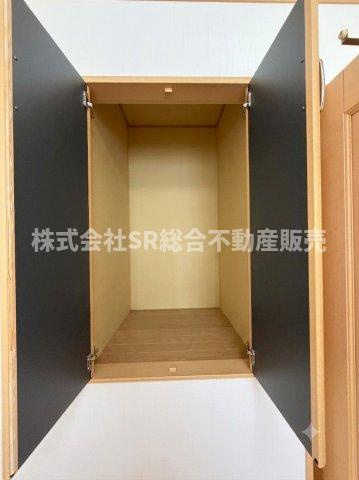 若江西新町1丁目中古戸建の収納|全居室収納有なのも嬉しいポイントで、収納の一つは容量たっぷりの納戸です！（室内写真は加工により小物等を消しています。）