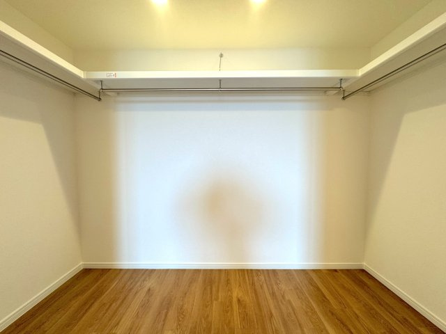 ウィズ戸田公園壱番館の収納|ウォークインクローゼット
衣服や季節物のアイテムをたっぷり収納できるウォークインクローゼット。お部屋をすっきり保てます。