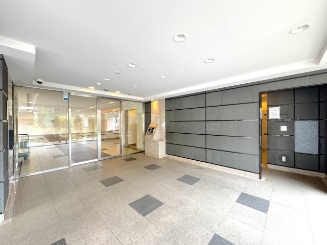 ウィズ戸田公園壱番館のエントランス|エントランス
清潔感があり管理の行き届いたエントランス。住まう方を温かく迎えます。