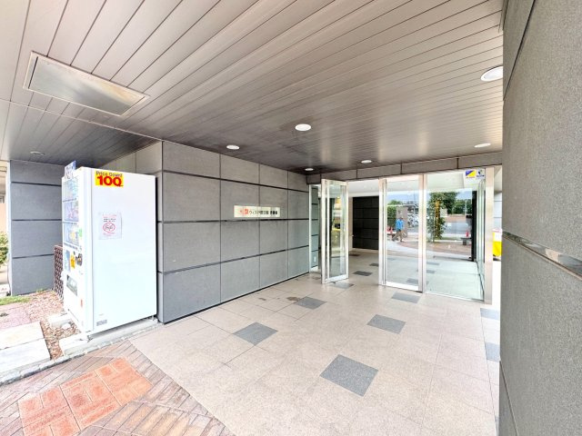 ウィズ戸田公園壱番館|エントランス
マンションのアプローチ部分。落ち着いた佇まいで防犯面・安心感にも配慮されています。