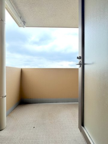 ウィズ戸田公園壱番館のバルコニー|浴室からの勝手口
浴室側にも勝手口を設置。風通しが良く換気もしやすいためカビ対策にも効果的です。