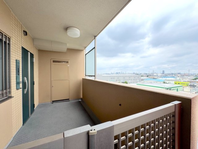 ウィズ戸田公園壱番館のその他|玄関ポーチ
戸建て感覚を味わえる専用ポーチ空間。プライバシーを高め、玄関前のゆとりを演出します。