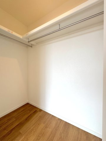 ウィズ戸田公園壱番館の収納|ウォークインクローゼット
服だけでなくスーツケースなどの大型用品もまとめてしまえる大容量の収納スペースです。