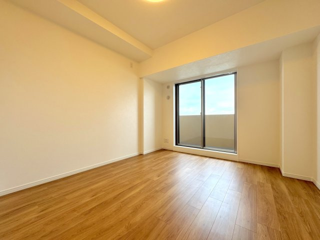 ウィズ戸田公園壱番館の子供部屋|洋室6帖　間取り図左上の部屋
ポーチとバルコニーの2面に面した風通しの良い洋室。収納を備えた使い勝手の良い間取りで、子ども部屋はもちろん、静かに集中できる書斎やリモートワーク部屋としても最適です。
