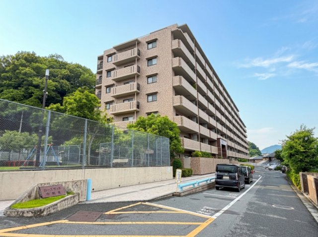 ローズヴィラ中野東の外観|平面駐車場で来客用駐車場も完備しています。