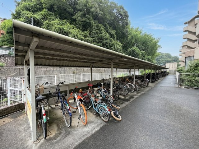 ローズヴィラ中野東のその他共用部分|自転車置き場には屋根も完備されています。