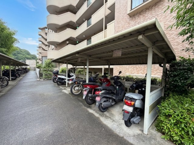 ローズヴィラ中野東のその他共用部分|バイク置き場も完備しています。