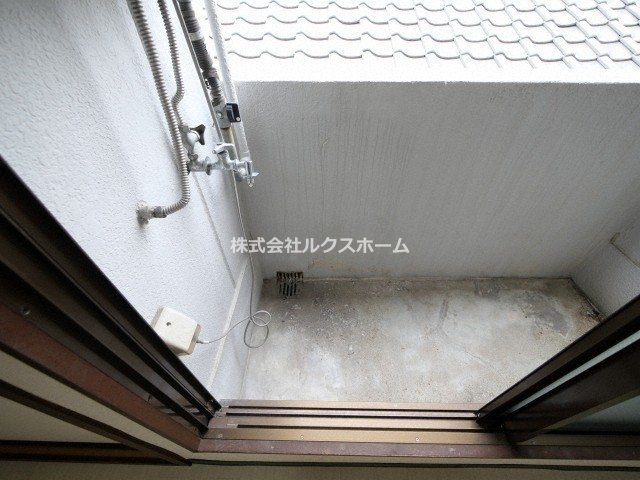 アパートメント摂津のバルコニー|外からの目が気にならないバルコニーで洗濯物が干せます