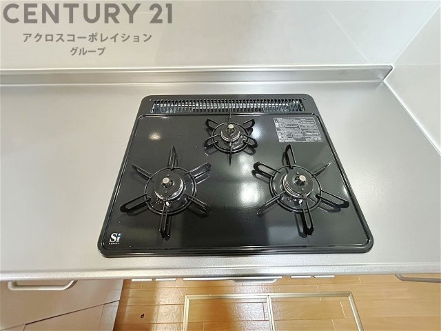 多数の調理器具を同時に使用でき、料理の効率化が可能。省エネで節約になり、様々な料理スタイルに適応できます。また、火力調整が独立しており、手入れや掃除もしやすく、今よりもっとお料理が楽しくなるかも。
