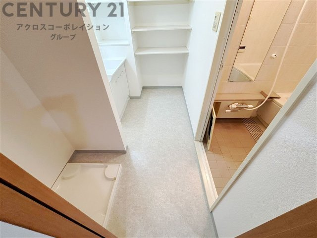 衣服の収納や脱ぎ着や整理整頓がしやすく、湿った衣類を乾燥させるスペースがありカビや臭いの発生を防ぎます。床の汚れを他の部屋に持ち込まず清潔を保つことができます。また快適な入浴環境の整備にも役立ちます。