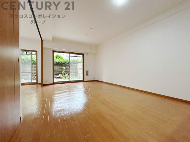 キッチン前のダイニングスペース　カウンターキッチンから料理の受け渡し等に便利です。ダイニングセットを置いても十分な広さを確保。