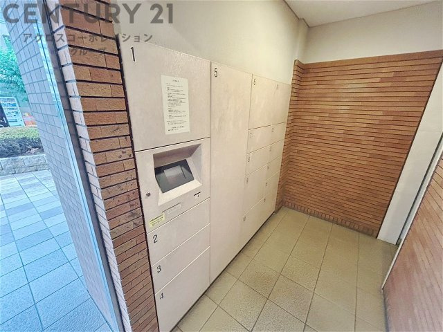 宅配ボックスは荷物の受け取りや配達が便利で安全です。不在時でも荷物が確保され、盗難や損傷のリスクが減少。受け取り時間の柔軟性が向上。外出先からでも荷物の受け取りや預けが可能となります。