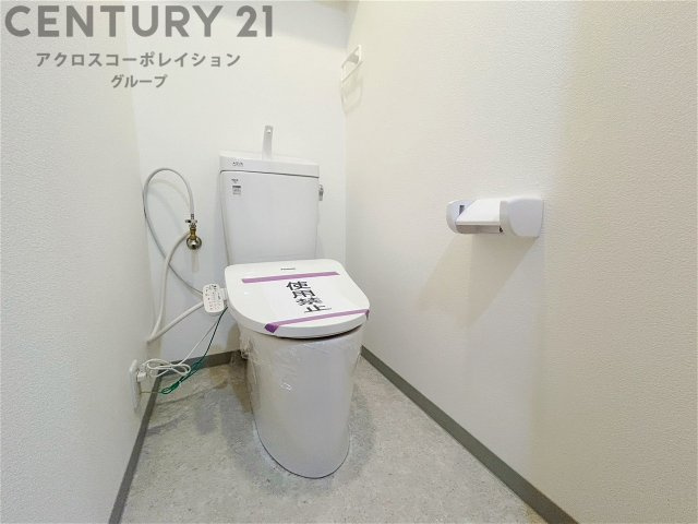 温水洗浄便座付トイレは温水洗浄機能により、暖かい水でおしりを洗浄することができ、冷たい水を使う従来の便座に比べ、温水洗浄機能で暖かいトイレを提供し、快適な使用を可能にします。